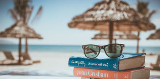 Co czytać w czasie urlopu? Poznaj bestsellery książkowe tego lata