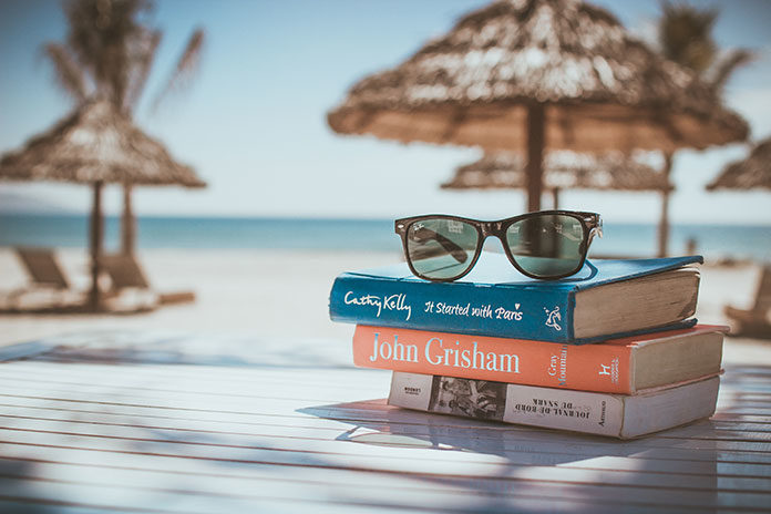 Co czytać w czasie urlopu? Poznaj bestsellery książkowe tego lata