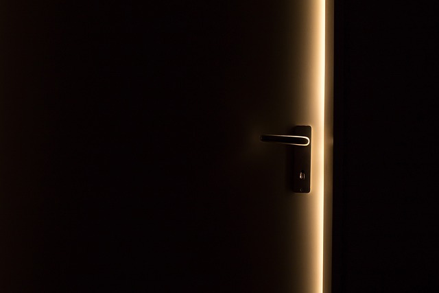 Czym smarować klamki w drzwiach?