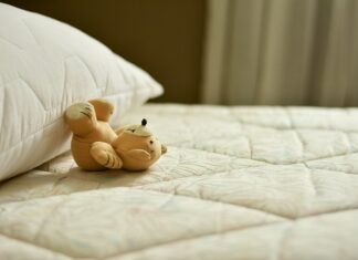 Jaki materac do łóżeczka turystycznego dla niemowlaka?