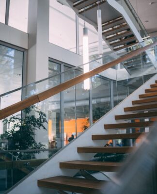 Szkło laminowane i szkło bezpieczne – nowoczesne rozwiązania do domu i biznesu Balustrada szklana schodowa w biurze