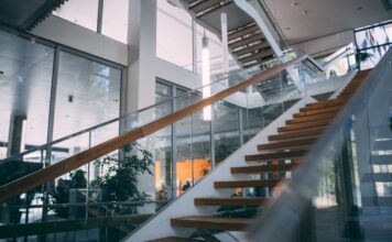 Szkło laminowane i szkło bezpieczne – nowoczesne rozwiązania do domu i biznesu Balustrada szklana schodowa w biurze